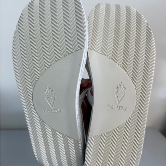 Volatile Women’s White Metallic Untamed Flip Flops Size 10 - Picture 6 of 8